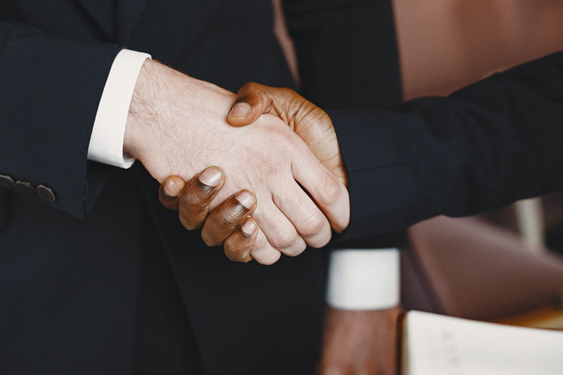 Two gentlemen shaking hands. A picture by Gustavo Fring from Pexels. 